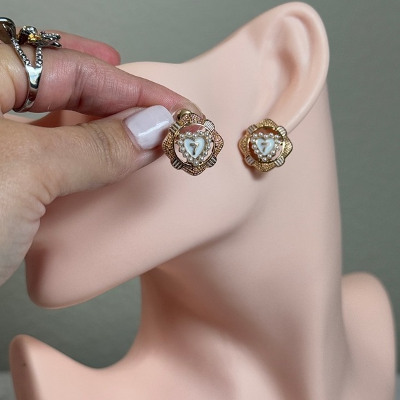 💖 ⚜️ Vintage Gold and White Heart Earrings ⚜️ 💕 - Picture 4 of 5